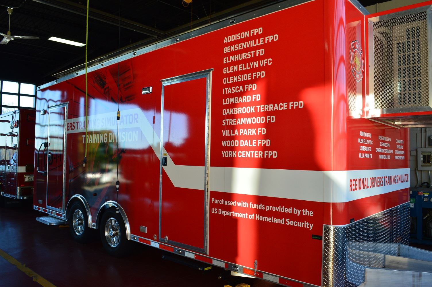 The simulator allows for a variety of training scenarios including weather conditions like rain and ice as well as hazards posed by other drivers.